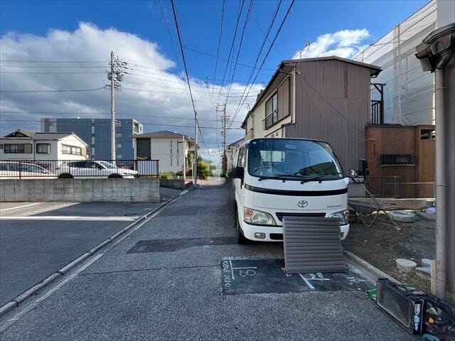 道路の向かいは月極駐車場があります。圧迫感が軽減されますね。この道路の突き当りに「惣作公園」があります。お子様の遊び場が近くにあり、安心ですね。
(2025年12月5日撮影)