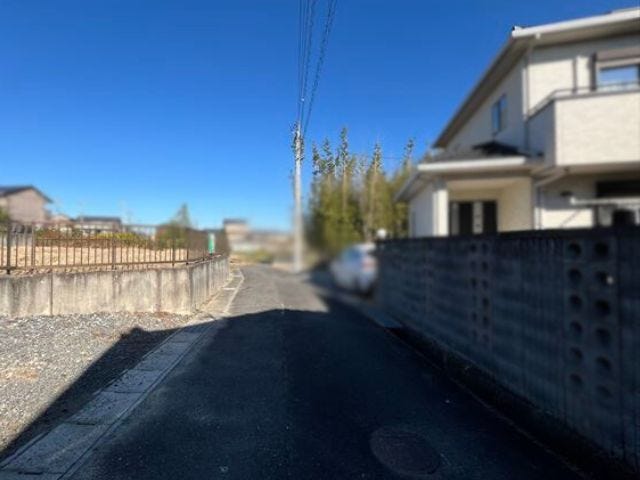 幅員約4mの前面道路です。普通車が1台通れる幅となります。大型車の通行が少ないので、振動や騒音が抑えられます。