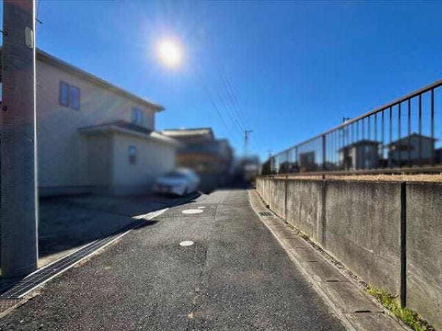 幅員約4mの前面道路です。車がすれ違うには厳しい道幅ですが、車はスピードを抑えて走行するので、お子様にも安全な道幅となっています。