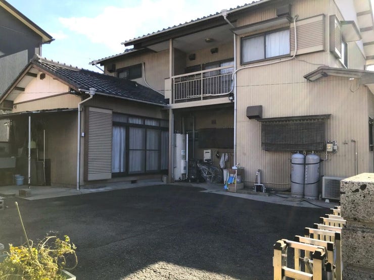 外のスペースが広く、車種にもよりますが3~4台駐車可能です。
来客時にも安心ですね。