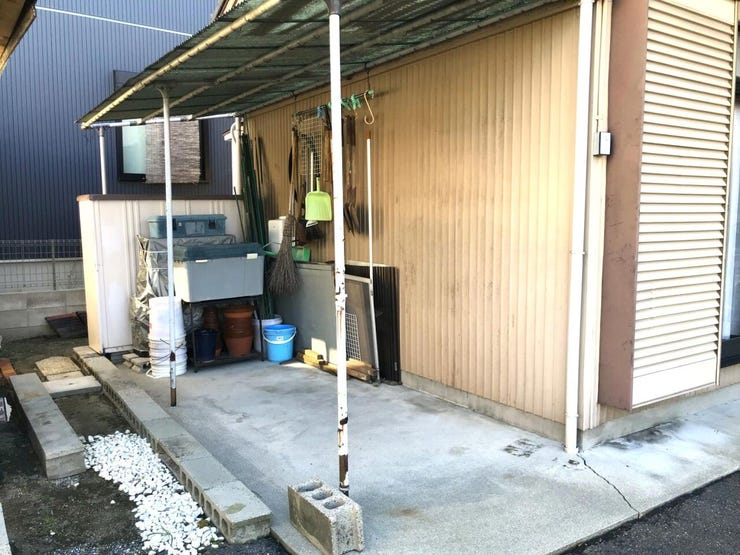 外で使用する物等を置いておけるスペースがあります。
屋根が付いているので使いやすいですね。