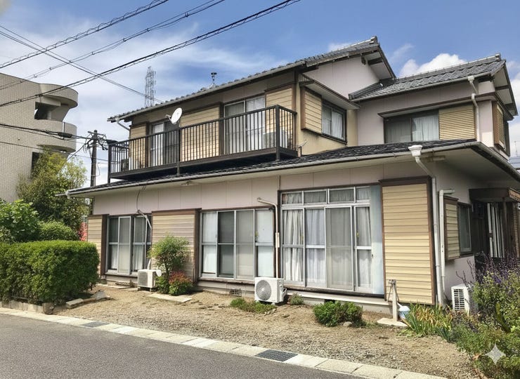 【外観】
南西角地で日当たり良好です。
スーパーや薬局、コンビニまで徒歩10分圏内で住みやすい住環境です。