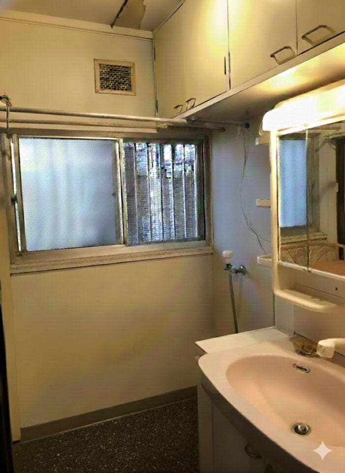 鏡の裏が収納スペースになっているので、散らかりがちな洗面用具を隠して収納できます。(CG加工)