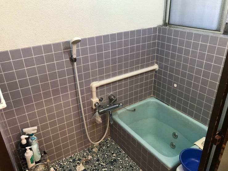 1階に給湯器リモコンがあるので、離れた場所からお湯はりができます。窓があるので、換気・風通しがよくなり、カビ予防にもなりますね。