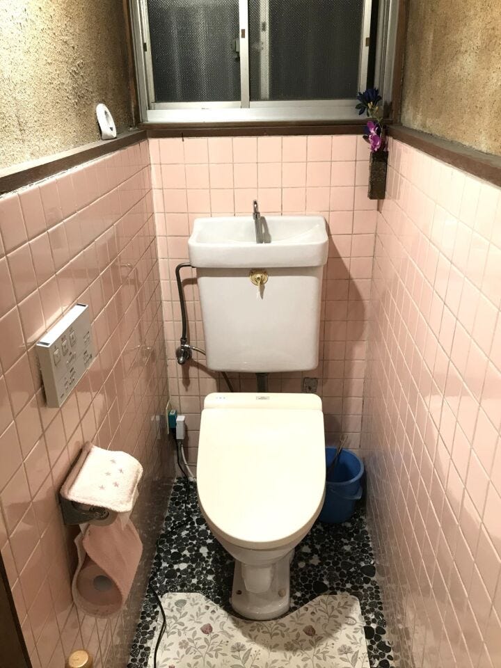 ウォシュレット付きのトイレです。
1、2階にトイレがあるので朝の忙しい時間帯も待たずにすみそうですね。