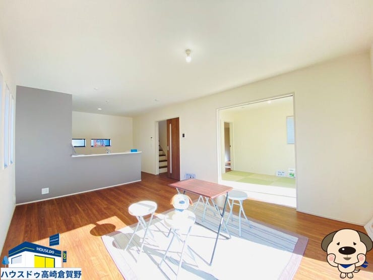 広々リビングでみんながリラックス。週末は家族団欒の時間を大切に!