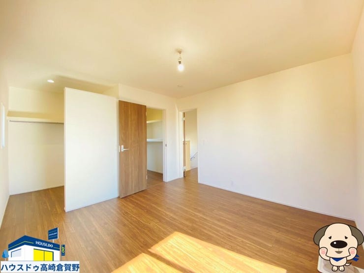 大きな窓から光が差し込む明るい空間。勉強や趣味に集中できる。