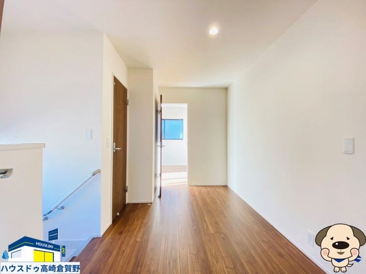 家族のプライベートを繋ぐ廊下。移動もスムーズで安心の設計です。