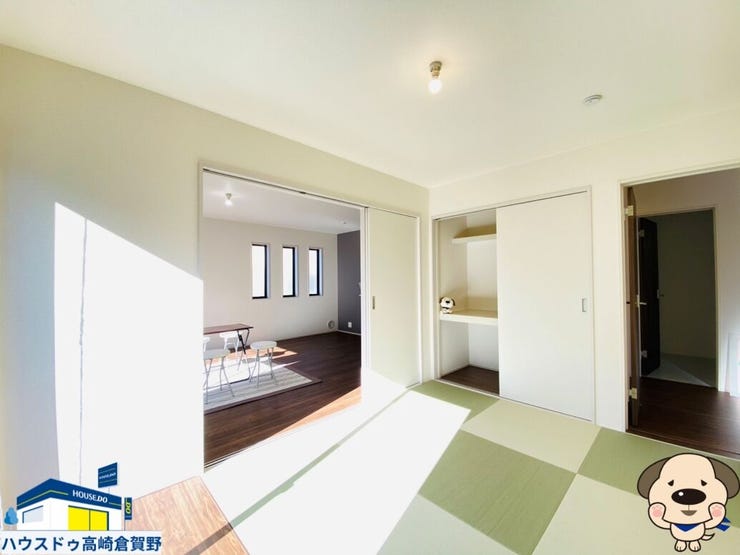 扉を開放すればLDKと一体に。家族の気配を感じながら寛げる場所です◎