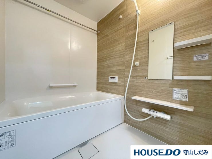 【浴室】広々とした浴室で足を延ばして浴槽に浸かることができます。落ち着いた色合いの浴室で、プライベート空間をゆったりお過ごしできます。浴室暖房乾燥機能付きで湿気を排除。カビ対策や衣類乾燥にも便利です。