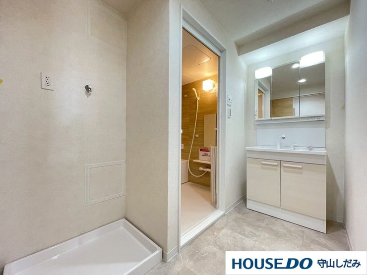 【洗面台/洗面所】清潔感のある洗面台です。鏡の後ろは収納スペースになっており、化粧水やボディクリームなどがたっぷり収納でき、洗面台周りもすっきり。お手入れも簡単なので綺麗を保てます!