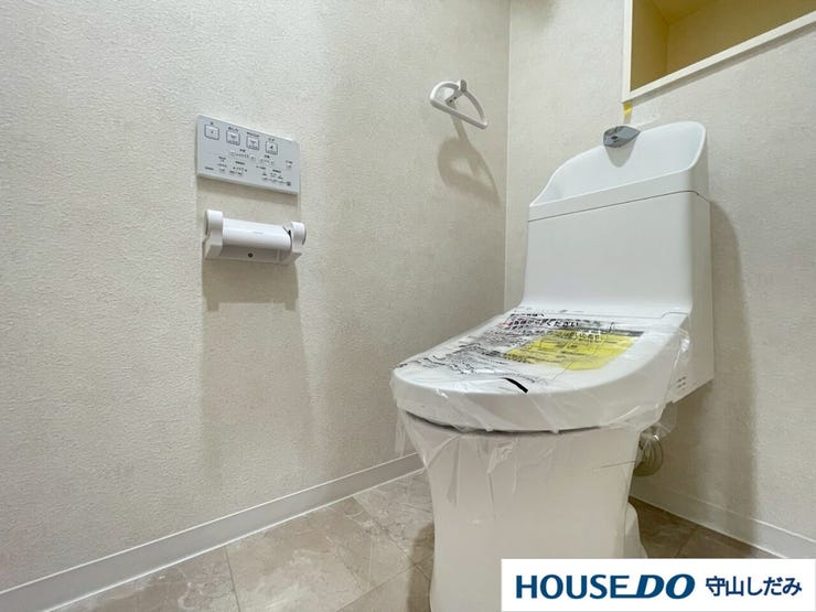 【トイレ】明るく、ひろびろとしたトイレです。掃除もしやすく、綺麗を保てます。ご自分の好きなアロマや芳香剤を置いて落ち着く空間を演出するもの良いですね♪1人になれる空間ですから、リラックスしたいですね。