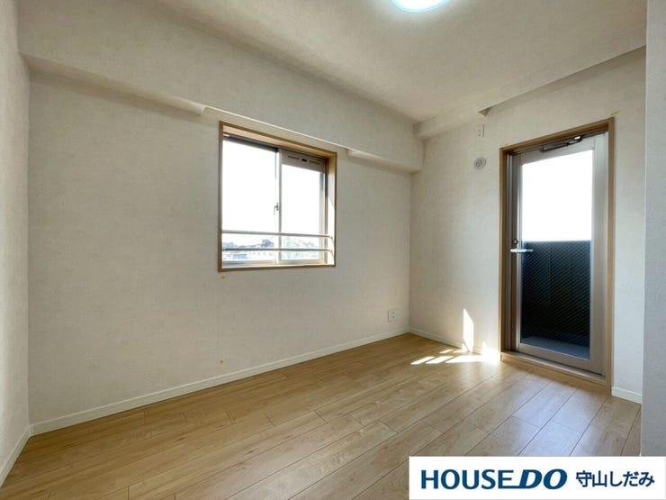 【洋室】多数の洋室があるため、それぞれ各部屋でプライベート空間をお楽しみいただけます。収納も完備しているのですっきりとしたお部屋でお寛ぎいただけます。2面採光のため、日当たりも良好です!