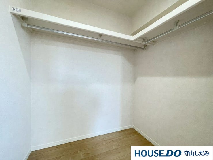 【ウォークインクローゼット】収納空間を手に入れよう。ウォークインクローゼットで、洋服や小物をすっきり整理。毎日の生活がもっとスムーズに。お部屋も広く使えて、快適な暮らしをサポートします。