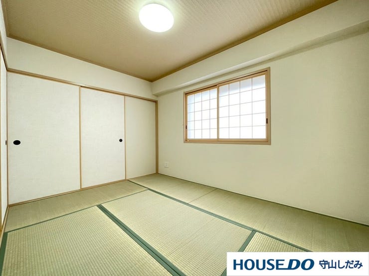 【和室】リビングの隣にある和室です。お子様のお昼寝スペースや、家事スペース、来客用の個室にと、あると嬉しい空間。収納もあり、置き場所に困りがちな布団や季節ものの収納場所にも重宝します。
