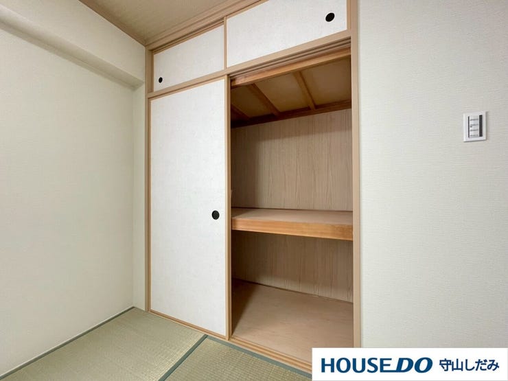 【押入】収納力沢山の押し入れで、生活空間をすっきり整理。季節ものや大きな物もすっきり収納でき、無駄なスペースをなくします。扉を開ければすぐに取り出せる便利さが魅力。しっかり収納できる頼れる収納空間です