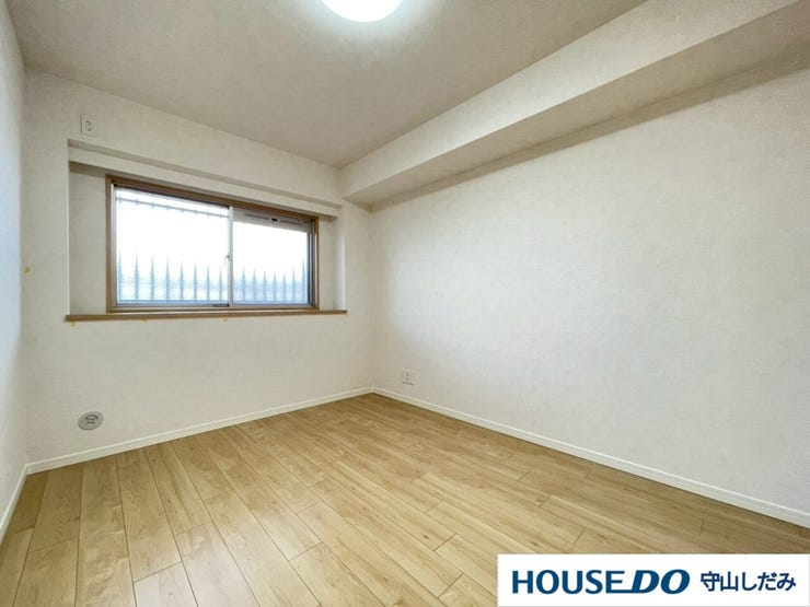 【洋室】丁度いいサイズの洋室です。トレンドになりつつあるのが、広過ぎず、快適すぎない子ども部屋。勉強と寝るだけの部屋にすることで閉じこもりがなくなり、リビングで過ごす時間が増えると言われています。