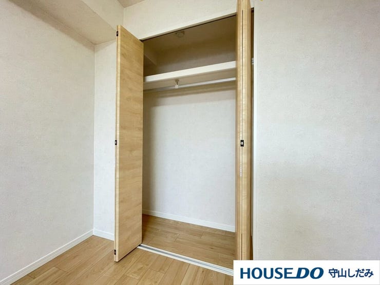 【クローゼット】洋室にある大容量のクローゼットです。枕棚付きで、小物の収納も便利!お隣の洋室にも大容量のクローゼットが付いています♪各部屋収納たっぷりございます。お部屋をすっきりと保てそうですね♪