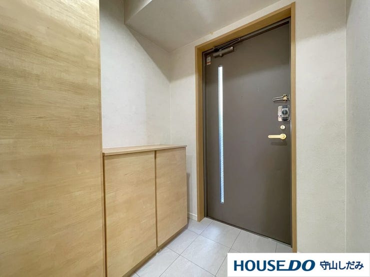 【玄関】大容量のシューズボックスが付いた玄関です。ご家族の靴もすっきり収納できます。綺麗な玄関を保てそうです♪窓も付いており、明るい空間です。帰ってきたくなるマイホームをご家族でつくりあげたいですね♪