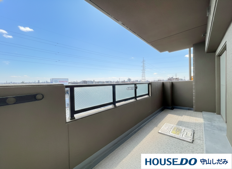 【ワイドバルコニー】広がる空間、広がる暮らし。ワイドバルコニーなら、通常のバルコニーでは味わえない開放感を楽しめます。広いスペースで洗濯物が楽々なだけでなく、リラックスした時間を過ごす場所にも最適です