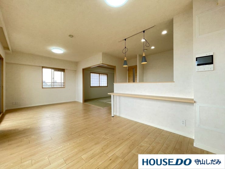 【リビング】開放感のあるリビング。掃き出し窓から採光を確保することができ、明るい空間で家族団らんできます♪ダイニングテーブルを置いてもゆとりのある広さなので、心地よい食事の時間をお過ごしいただけます♪