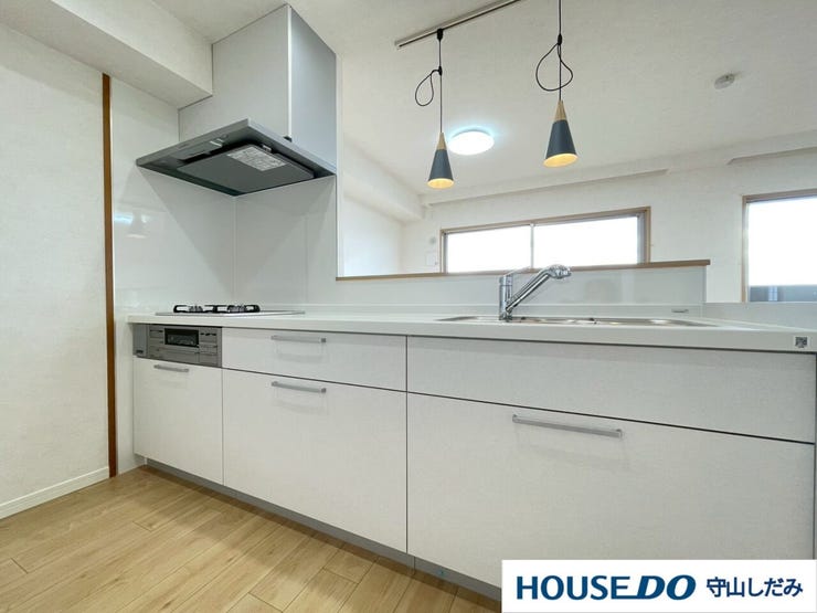 【キッチン】上品な広々ワイドキッチンです。レンジフードもすっきりとした造りなので圧迫感もございません。窓もあり明るい空間の中で毎日お料理することが可能です。収納スペースも広いのが嬉しいですね。