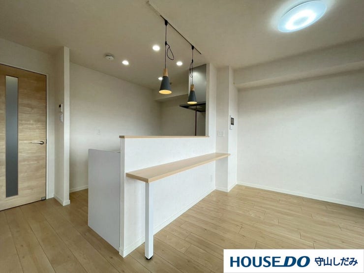 【ダイニングカウンター】リビング側にちょっとしたダイニングカウンターがあると、軽食をとったり、お手紙を書いたりするスペースとして大活躍です。観葉植物を飾ったり、充電スペースとして使うのもいいですね。