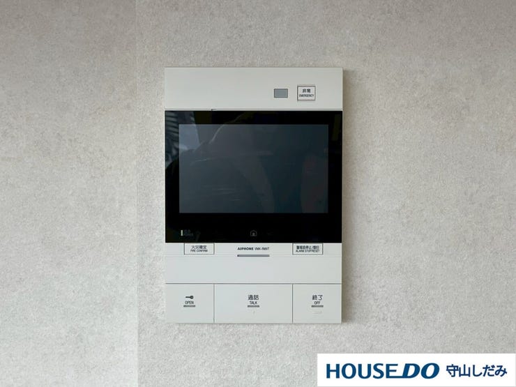 【インターホン】来客時に便利なモニター付インターホン。玄関ドアを開けることなく夜間でも訪問者の顔をモニターで確認できるため、トラブル防止にも繋がります。奥様やお子様のみのご在宅でも安心の防犯設備です!
