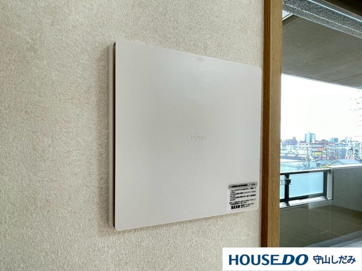 【24時間換気システム】とは、窓を開けなくても吸気口から外の空気が入ってきて、排気口から出ていく仕組みのことです。絶えず空気を入れ替えることで、シックハウス症候群やアレルギー対策の予防になります!