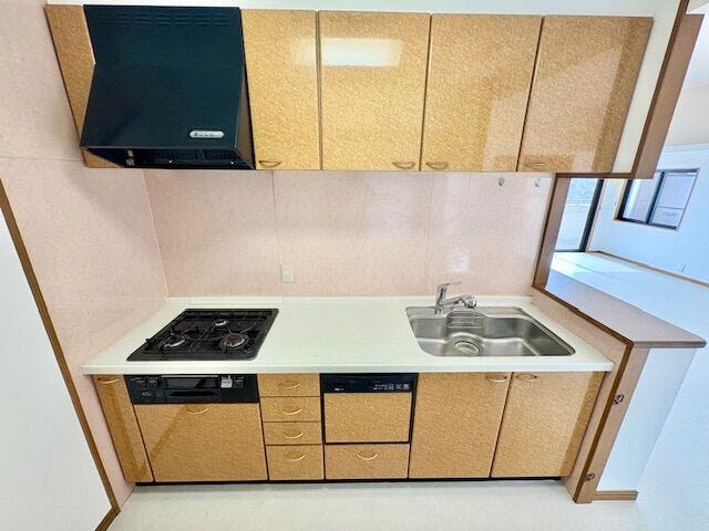 キッチンには収納力抜群のカップボードつき。造りつけのため地震でも倒れてこない安心感がポイントです。