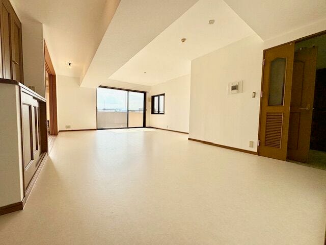 明るい色のフローリングのためお部屋も明るい印象になりますね。