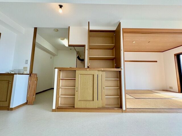 リビング内に収納スペースがあるので、頻繁に使用するもの等を収納しておくのに便利ですね。