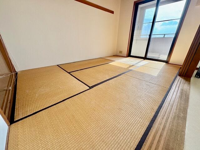 リビングとつづきになっているので、キッチンの声も届きます。ご飯もうすぐだからねといいながら、お子さまに遊んでもらうこともできますね。