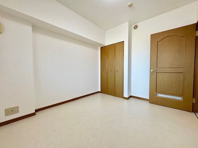 明るい洋室は家具を置いてもゆったりスペースがあります。子供部屋としての利用はもちろん書斎や趣味のお部屋にも対応できます。