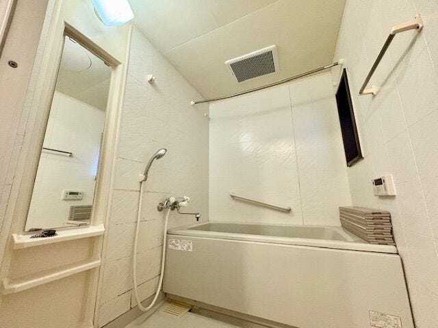 浴室乾燥暖房機付きなので、雨の日のお洗濯も安心です。窓もあるので防かびにもなりますよ。