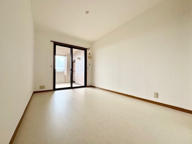 バルコニーからの陽光や風を感じられる洋室。