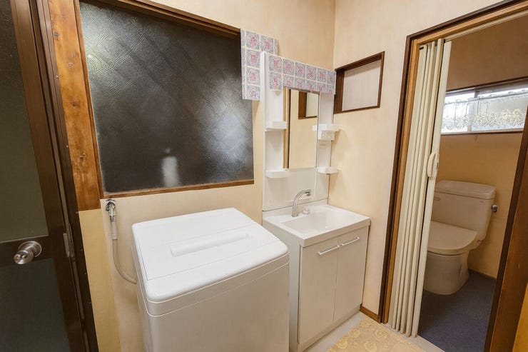 水回りの動線が固まっているので、朝の忙しい時間もスムーズに身支度ができ便利です。
【 ※画像はAI加工により荷物等を消去しています。 】