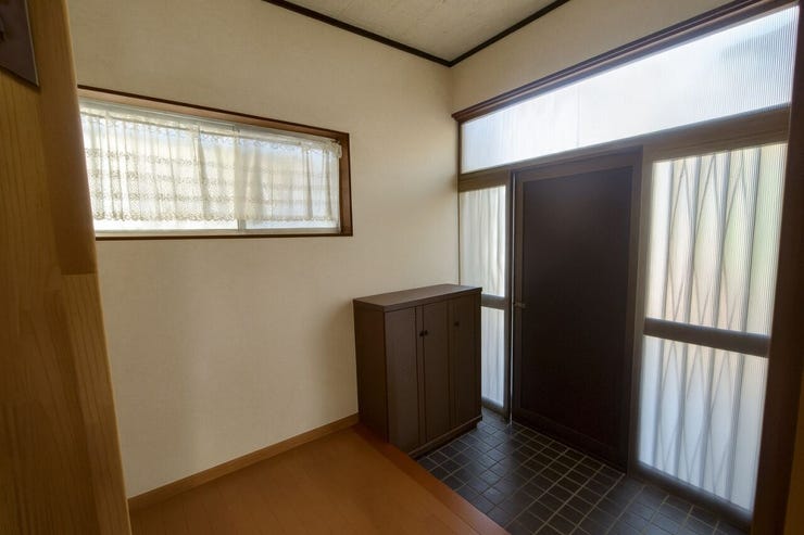 シューズボックスつきの広々とした玄関♪
【 ※画像はAI加工により荷物等を消去しています。 】