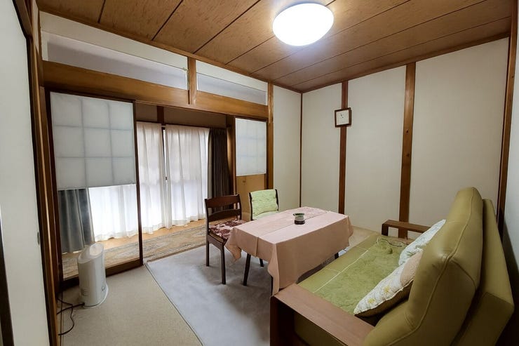 そばには広縁があり、日中もお部屋が明るいです♪
【 ※画像はAI加工により荷物等を消去しています。 】