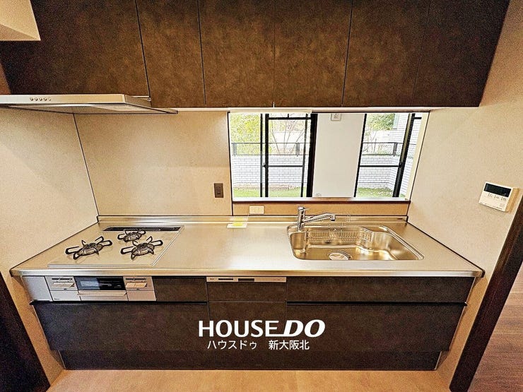 ■キッチンは吊戸があるので空間を有効活用しつつ、収納を多く確保することができます!
■散らかりがちなキッチンツールもスッキリと収納できますね!