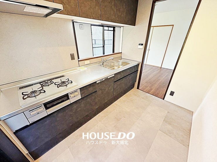 ■ご家族との会話が楽しめる対面式のシステムキッチン!
■料理をしながらテレビを見たり、お子さまの様子を見守ることもできますよ!
■毎日のお料理が楽しくなりそうですね!