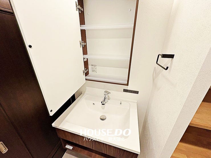 ■ゆとりある洗面台で毎朝の身支度もスムーズに!
■もちろん、鏡裏にもたっぷりの収納スペースがあるので、いつもスッキリと保てますね!