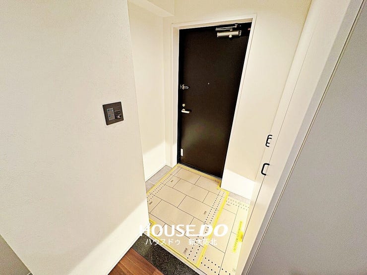 ■白を基調とした清潔感のある広々とした玄関です♪
■広々とした玄関には、ハイタイプのシューズボックスがついているため、いつの間にか増えてしまう靴もたっぷり収納していただけます!