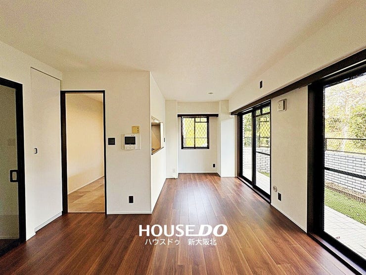 ■窓は人気の黒サッシに新調しており!お部屋の雰囲気にメリハリがつきますね♪