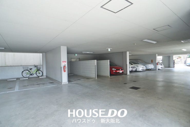 ■広々とした平面駐車場!
■屋根がついているので、雨の日のお出かけもラクラクですね!
■駐車場の空き状況は常に変動していますので最新の空き状況をお調べいたします!お気軽にお問い合わせください!