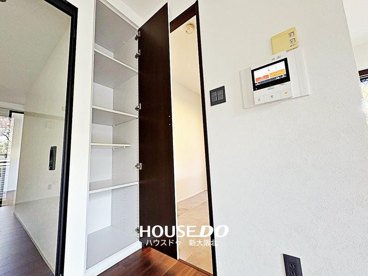 ■リビングにも可動式棚でライフスタイルに合わせた収納が可能に!
■リビング収納は必ず通る位置にあるため、普段使用する小物等を置いておくののとても便利です!