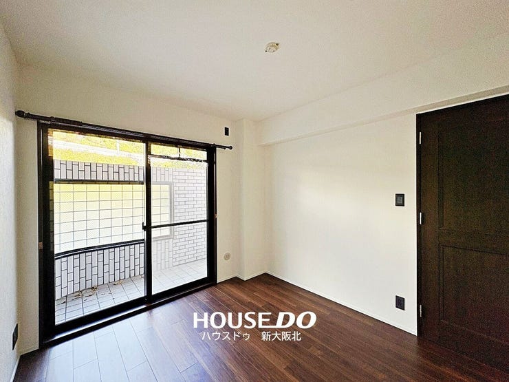 ■フローリングは、飲み物などをこぼしてもサッとひと吹きで汚れがとれるのでお掃除が楽々です!
■小さなお子さまのいるご家庭でも安心ですね!