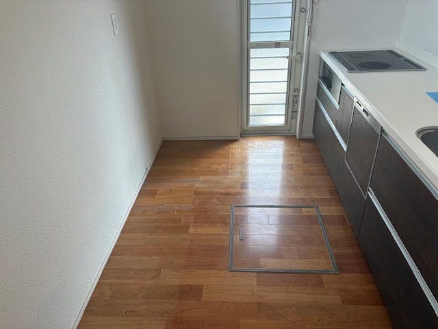 コンロはIHクッキングヒーター採用なので安心。お子様と一緒に料理をするときも安心です!勝手口からはお庭へ出入り可能です
