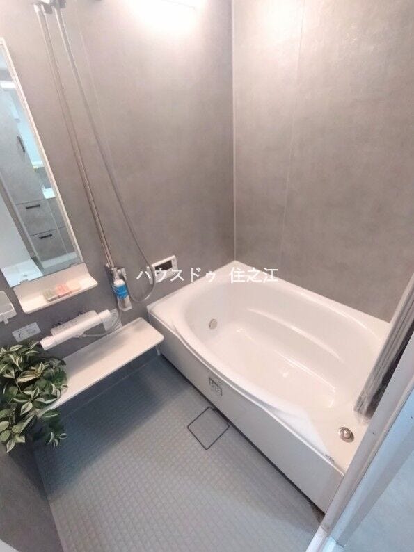 お子様と一緒にバスタイムを楽しめる広々浴室