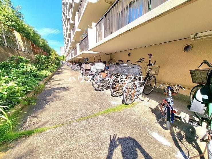 ★屋根付きの駐輪場ですので雨の日も安心。サドルが濡れる事も無いですね!